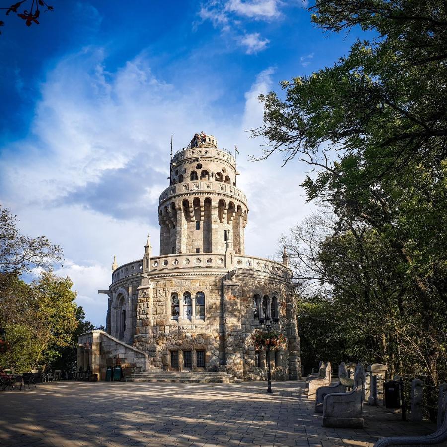 Romantic Two Bedroom Apartments In The Hills Of Budapest With Private Parking Bagian luar foto