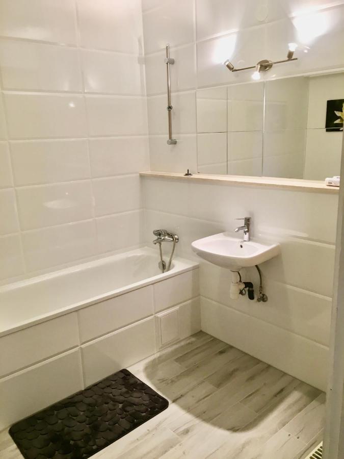 Romantic Two Bedroom Apartments In The Hills Of Budapest With Private Parking Bagian luar foto